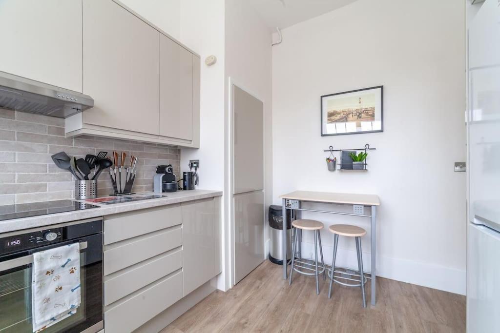 Spacious & Central 3-Bed Flat By Popular Waterloo! Лондон Экстерьер фото