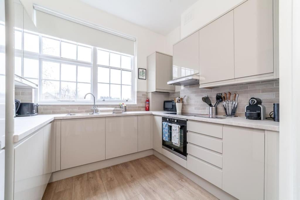 Spacious & Central 3-Bed Flat By Popular Waterloo! Лондон Экстерьер фото