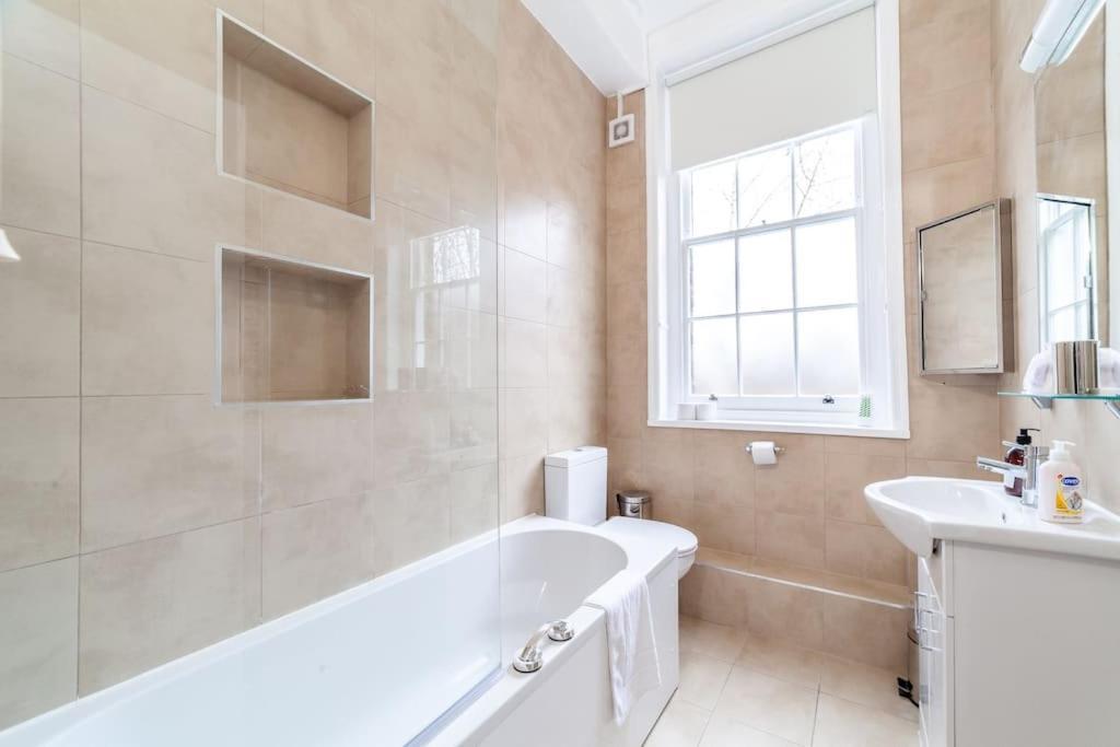 Spacious & Central 3-Bed Flat By Popular Waterloo! Лондон Экстерьер фото