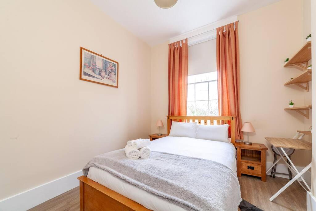 Spacious & Central 3-Bed Flat By Popular Waterloo! Лондон Экстерьер фото