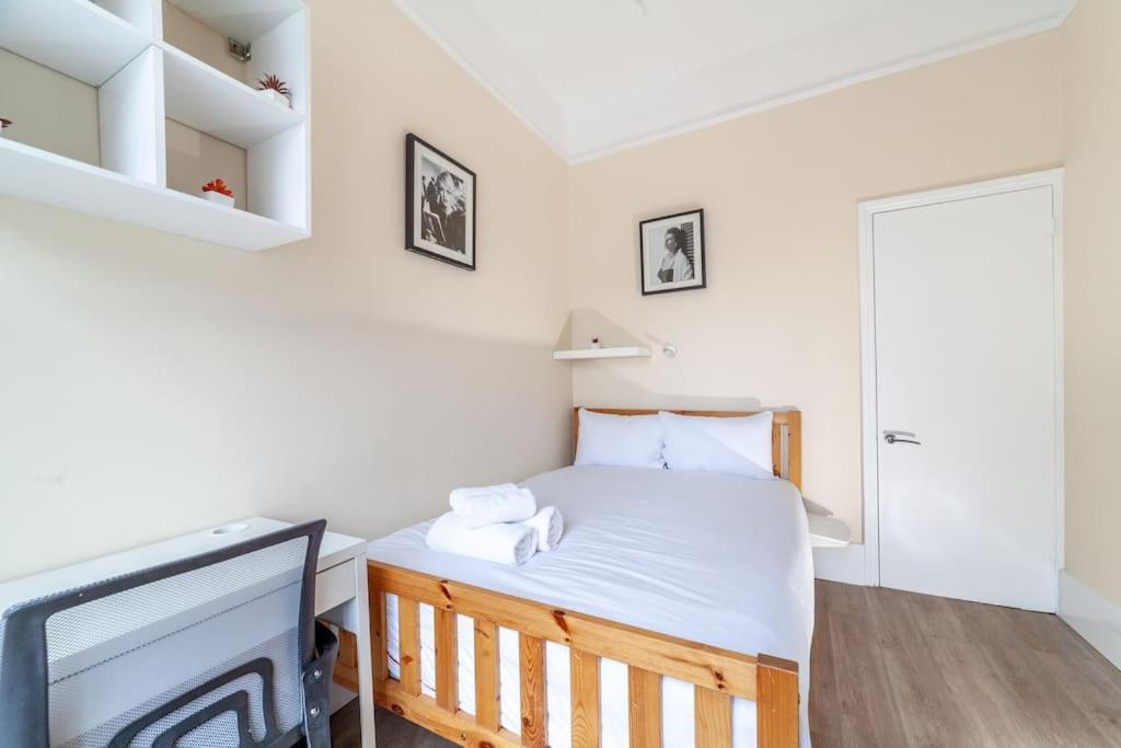 Spacious & Central 3-Bed Flat By Popular Waterloo! Лондон Экстерьер фото
