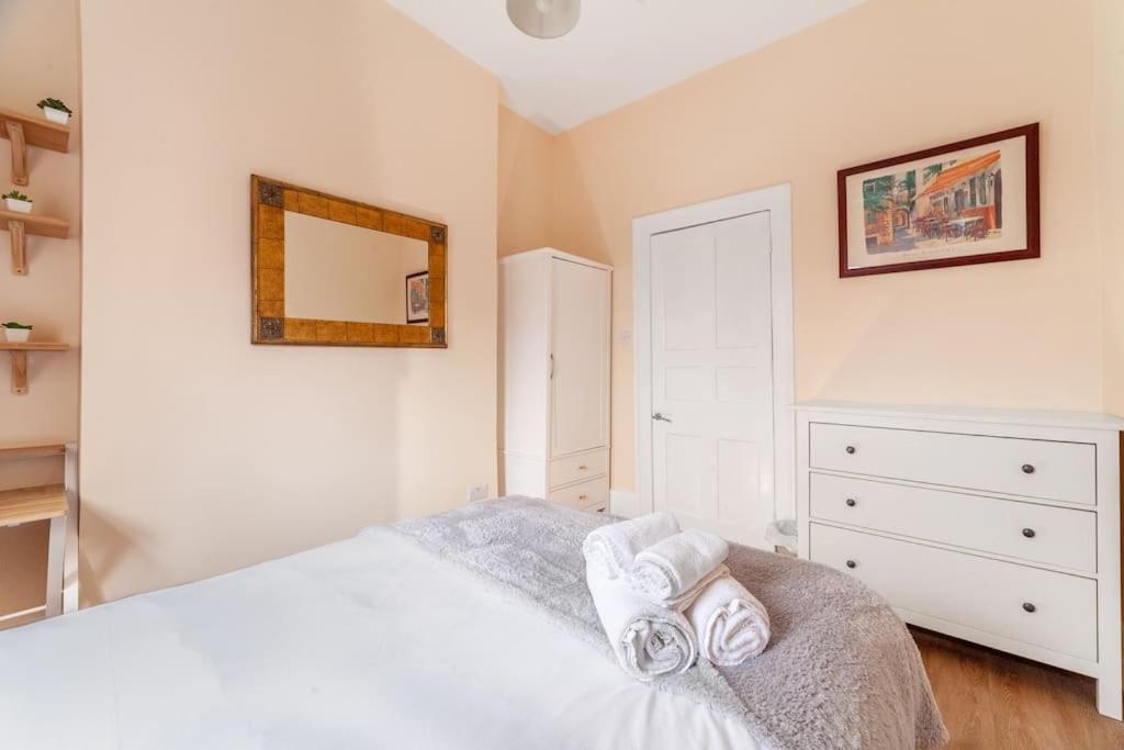 Spacious & Central 3-Bed Flat By Popular Waterloo! Лондон Экстерьер фото